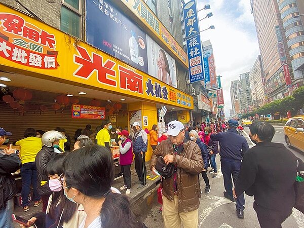 光南新北市三重店8日備妥1萬片口罩備戰,沒想到排隊人龍更勝第一天,竟綿延4個巷口約600公尺,三重警方還因此出動警力維護秩序。(戴上容攝)