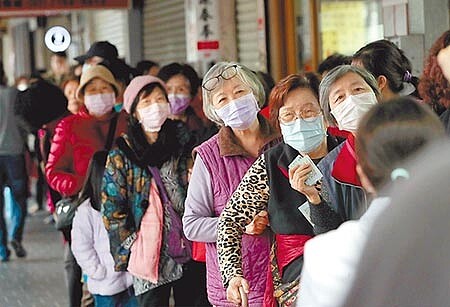 肺炎疫情來襲,我國生產、消費及投資均受到衝擊,為今年經濟成長投下不小變數。圖為民眾排隊購買口罩的畫面。圖/本報資料照片