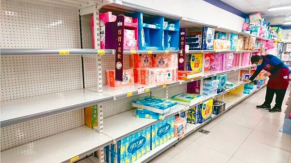 因武漢肺炎引起搶購口罩後,近日部分民眾瘋搶衛生紙,法務部表示,有關外傳衛生紙原料與口罩相同即將缺貨而造成社會不安,已責由相關單位雷厲風行速查嚴辦。 記者林俊良/攝影