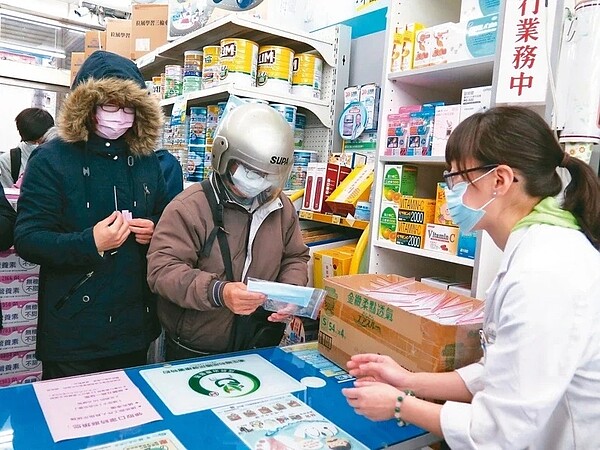 實名制販售口罩上路後,桃園市健保特約藥局超過600家,藥師公會請各藥局回報販售時段等資訊,已有近8成藥局回傳資料,在公會官網供查詢。圖為販售口罩畫面。圖/聯合報系資料照
