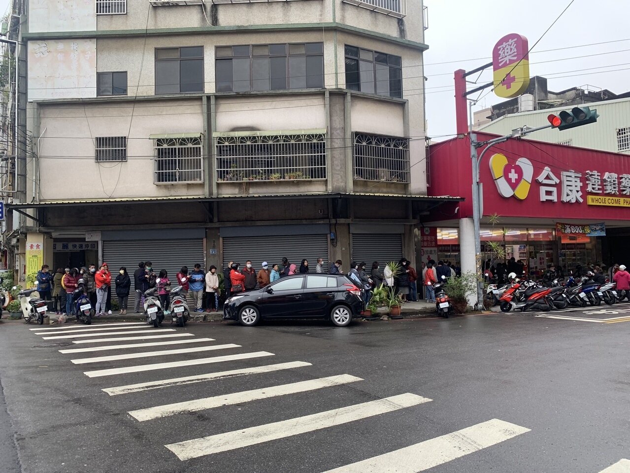 政府實施口罩販售實名制後,許多藥局外民眾大排長龍等著買口罩。記者陳斯穎/攝影