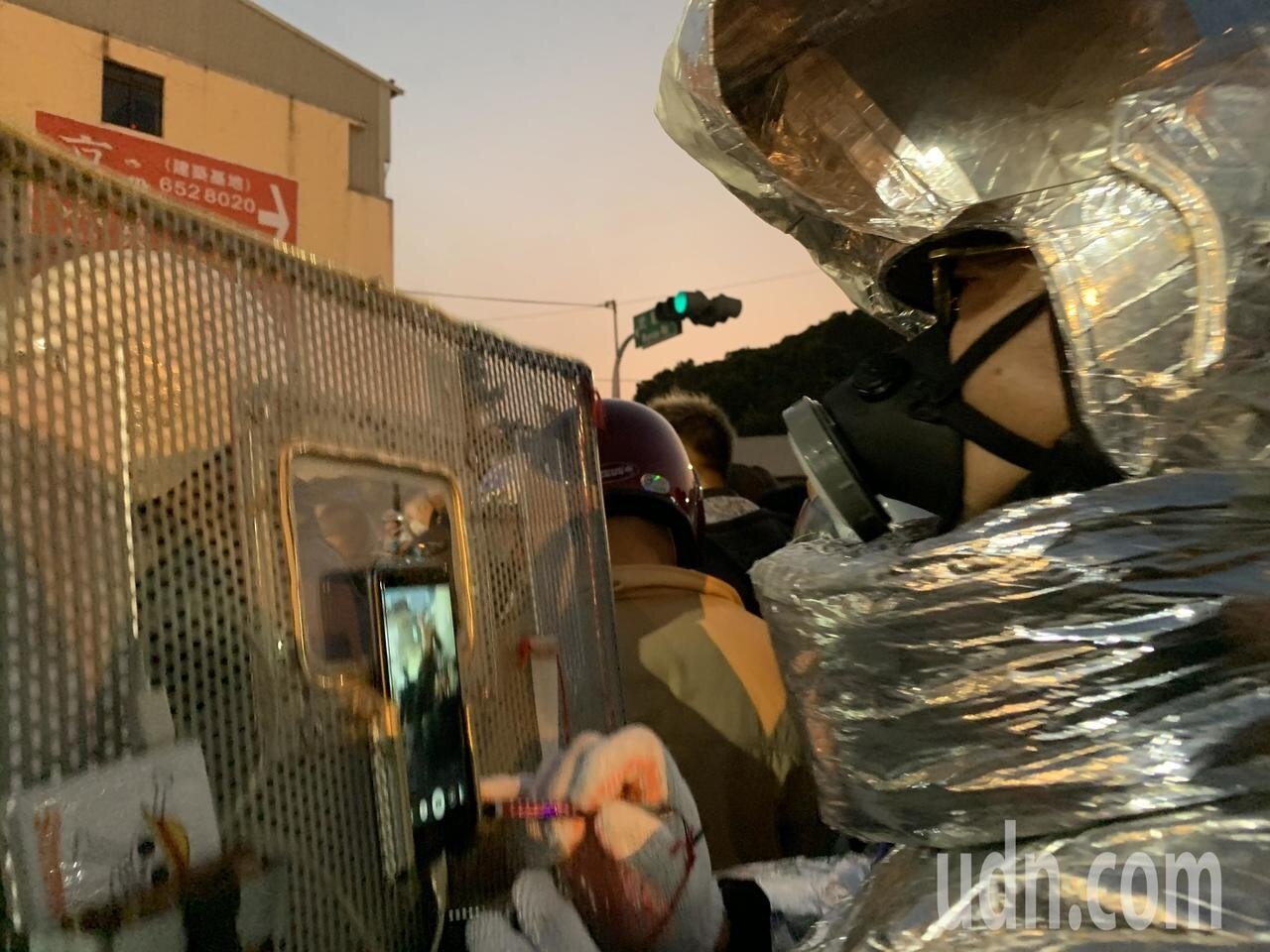 台南鹽水蜂炮防護裝備不可少,也出現不少超狂創意,有人全身裹得像太空人,躲在保護盾牌板後方拍照紀錄。記者吳淑玲/攝影