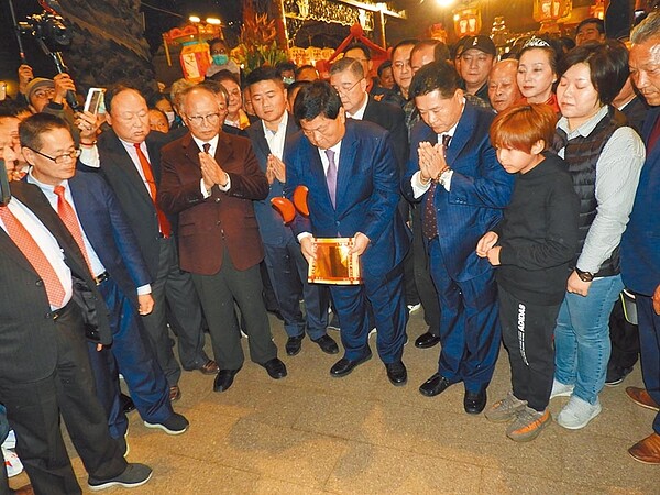 大甲鎮瀾宮於8日元宵節舉行起斗點燈、安太歲祈安典禮;由董事長顏清標請示媽祖起駕日程,第2次就獲得媽祖「聖筊」。(陳世宗攝)
