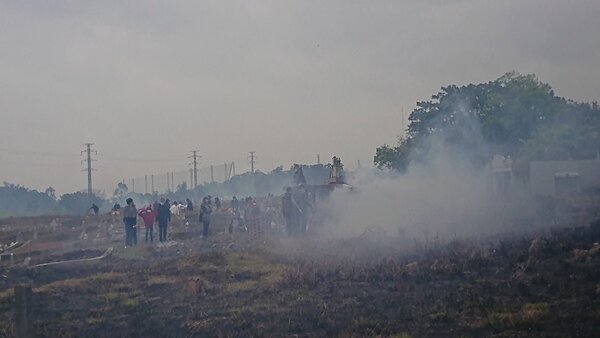 客家人掃墓,今天公墓區湧現人潮。記者范榮達/攝影