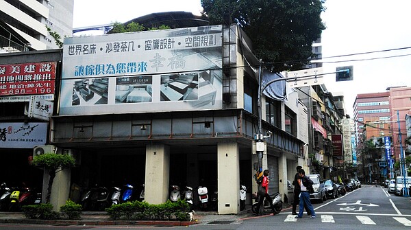 板橋區府中段危老重建案拆除前。圖/新北市都更處提供