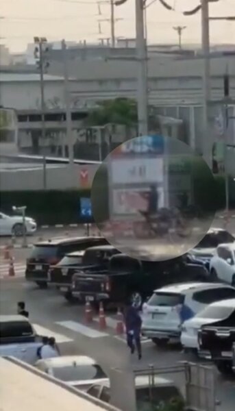 一名泰國軍人8日下午因土地糾紛，在泰國東北部呵叻府營區開槍殺害兩人和槍傷一人，然後開車到一座熱鬧的商場展開遠更血腥的狂殺濫射。圖／取自twitter