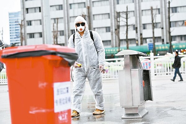 武漢新冠肺炎持續延燒,拖累全球經濟成長憂慮升高,法人表示 ,本周台股首要關注中國大陸復工及疫情變化。 圖/中新社