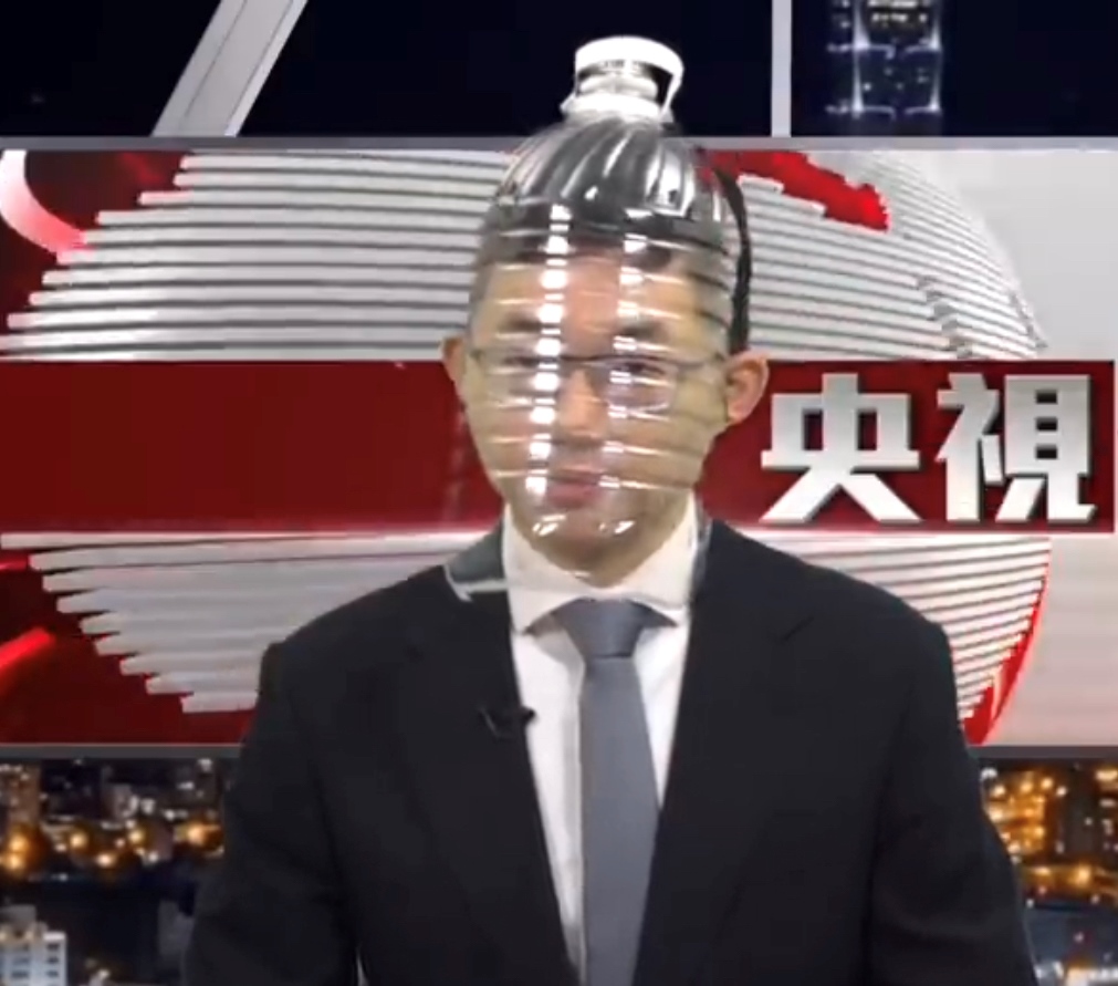 知名的YouTuber眼球中央電視台主播視網膜最近播報新聞時都在頭上戴著水桶，專家認為其實防護效果應該不錯。圖／取自YouTube