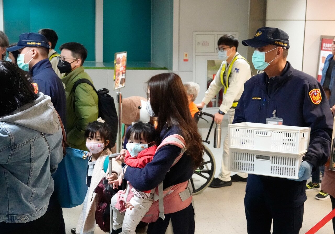 國內第十八名病例至今無症狀,專家會議正研議,未來可能只要是確診案例的親密接觸者都要採檢。圖為桃園機場篩檢站。圖/聯合報系資料照片