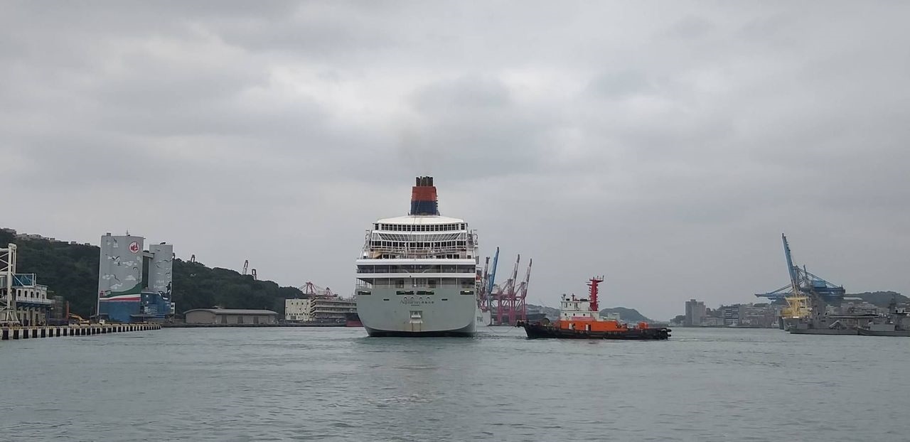 麗星郵輪寶瓶星號9日午由拖船協助離開碼頭後，駛出基隆港。記者邱瑞杰／攝影
