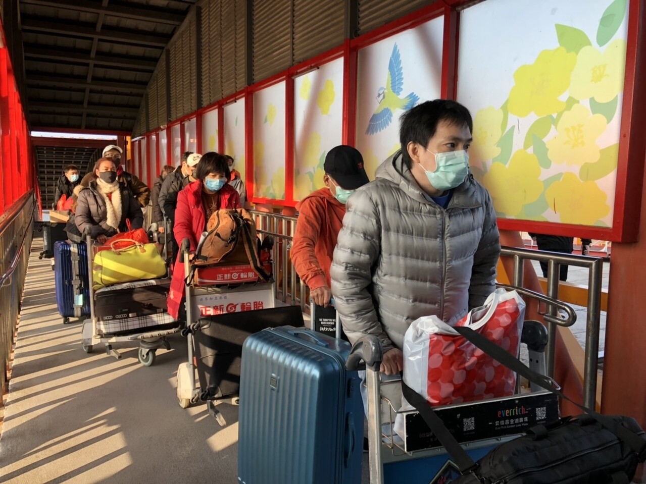 新冠肺炎延燒,小三通今起暫停,不少台商與民眾昨天趕搭末班船回來。記者蔡家蓁/攝影