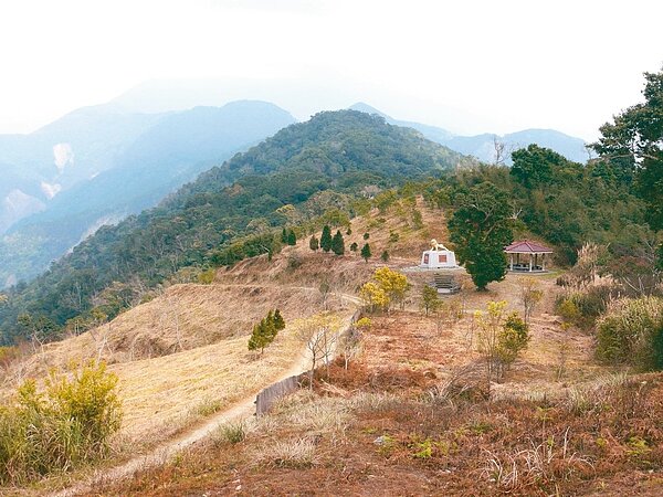 高雄縣市合併前曾在桃源藤枝山區規畫高空纜車,纜車串聯六龜寶來與藤枝兩地,圖為當年預定地。南橫公路高雄天池路段近期通車後帶來觀光人潮,纜車興建案再度引發討論。 圖/聯合報系資料照片