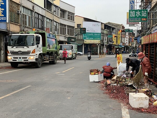 台南市環保局凌晨開始清理鹽水蜂炮的炮屑,數量驚人。圖/環保局提供