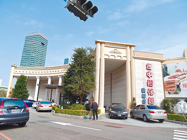 有32年歷史的台中擔仔麵,曾在SARS期間放無薪假,這次受新冠肺炎影響,在徵得員工體諒後,決定自2月中起,每名員工放2至3天無薪假。圖/馮惠宜攝