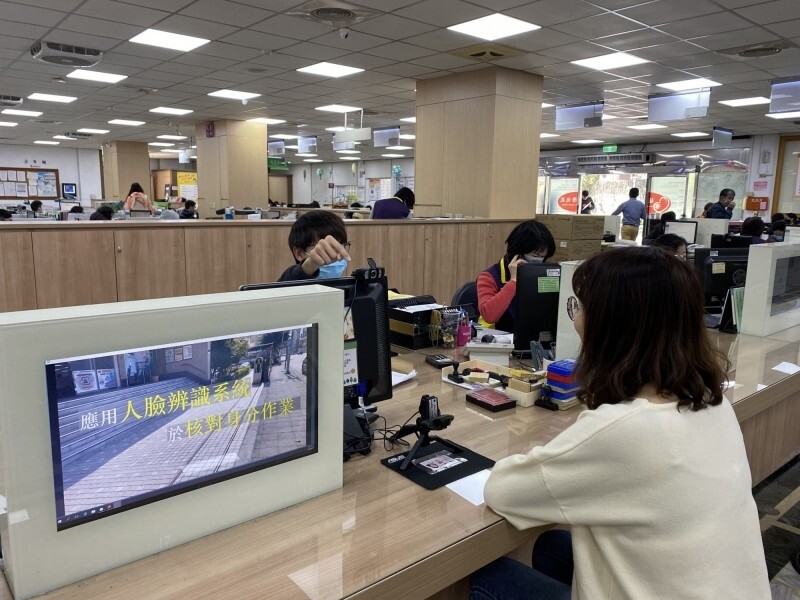 以往在戶政或地政機關,都曾傳出兄弟姊妹冒辦案件的例子,為了有效防範偽冒申辦土地登記案件,新北市政府在板橋地政事務所試辦「人臉辨識E拍即合」。圖/新北地政局提供