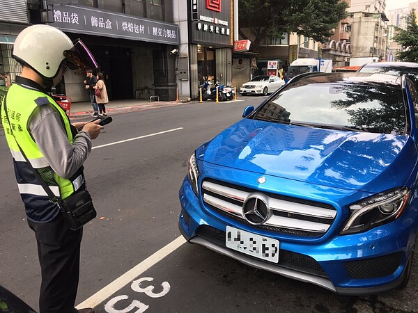 習慣在新北市路邊停車的民眾不用再怕逾期未繳了,11日起只要透過eTag聯名銀行信用卡即可支付。圖/新北市政府提供