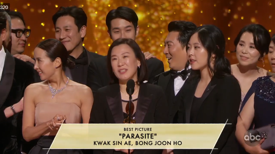 南韓電影「寄生上流」奪下奧斯卡最佳電影獎。圖／翻攝自The Academy臉書官方粉專直播
