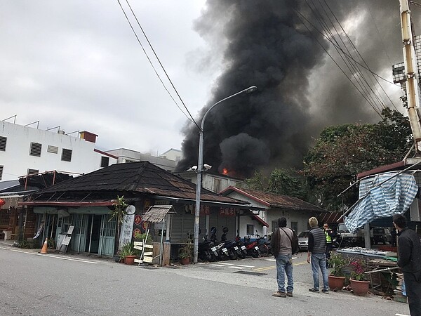 花蓮新城鄉知名老店「佳興冰菓室」,門市後的工廠今天中午失火,濃煙直竄天際。記者王思慧/翻攝
