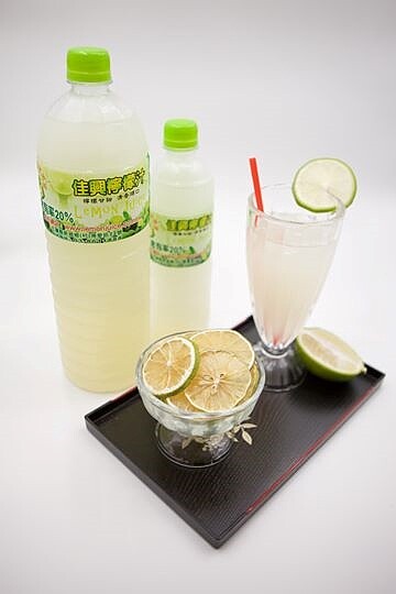 佳興冰果室招牌的檸檬汁,目前從品管、製作到行銷皆由二代老闆兒女包辦,二代老闆楊春旺曾表示,當年父親從木工轉經營冰果室,一切都是「誤打誤撞」。圖/取自佳興冰果室臉書