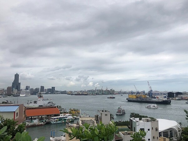哨船頭山碉堡觀景平台遠眺高雄港。圖/高雄市觀光局提供