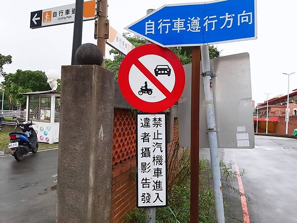 為維護新北市轄內河濱公園及自行車道，新北市高灘地工程管理處嚴禁騎乘汽機車進入，除了委外保全加強巡邏、設置告示牌，也搭配科技執法並與警方合作嚴格取締。圖／新北市高管處提供