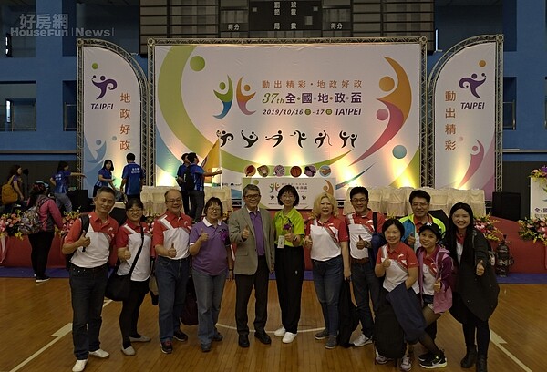 第37屆地政盃在台北市開跑,內政部政務次長花敬群(左5)、台北市地政局長張治祥(左6)合影。照片台北市地政局提供
