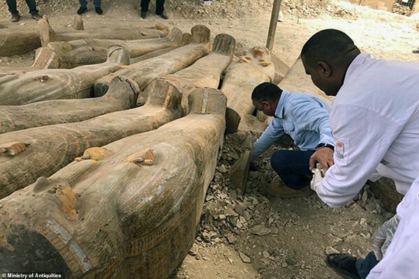 埃及古物部15日宣布，考古學家近日在盧克索（Luxor）一帶挖出至少20具保存非常良好的古埃及木棺。圖／翻攝埃及古都部