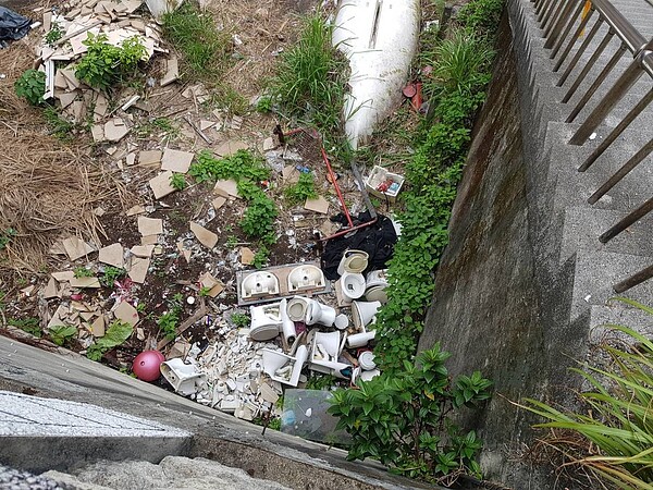 基隆打卡熱點阿根納造船廠變馬桶墳場,遊客傻眼。記者游明煌/翻攝