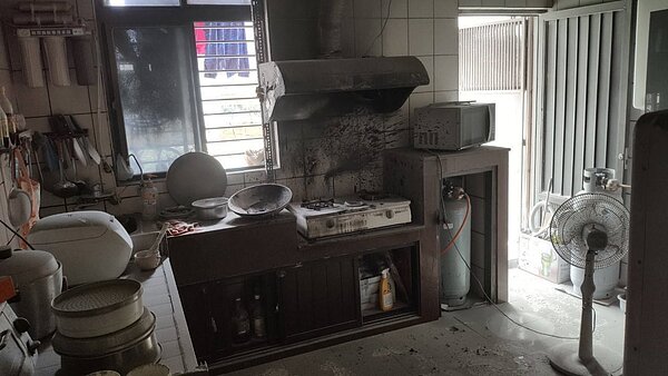 桃園市八德區今日中午發生一起火警,一名家庭主婦在家煮飯卻不慎起火,濃煙直往樓上竄,所幸住警器偵測到濃煙警鈴大作,順利在火勢變大前逃出。圖/桃園市政府消防局第一大隊茄苳分隊提供