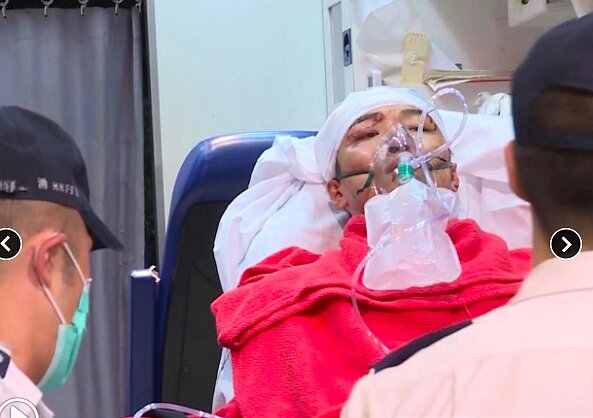 民陣召集人岑子杰在旺角遇襲,已被救護車送往廣華醫院救治。圖/翻攝自香港電台網站