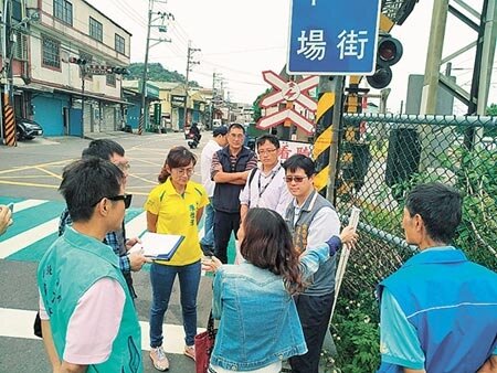 市議員蘇泓欽16日邀集交通局、三峽分局等單位,分別至尖山埔路平交道口、鶯桃路與福德一街街口、文化路與國慶街街口共3處會勘,並將2周內提出改善方案。(許哲瑗攝)