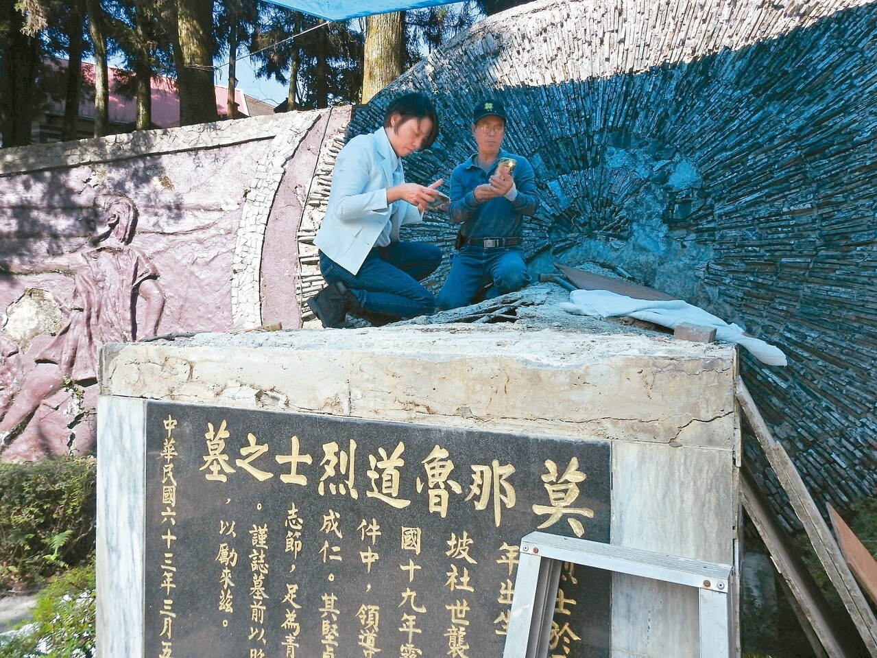 抗日英雄莫那．魯道的墓穴龜裂滲水，外曾孫女巴干．巴萬（左）觀察受損情形。 記者賴香珊／攝影