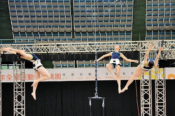 全國運動會19日開幕，16日舉辦彩排，舞者以高空懸吊方式，致敬游泳選手。（賴佑維攝）