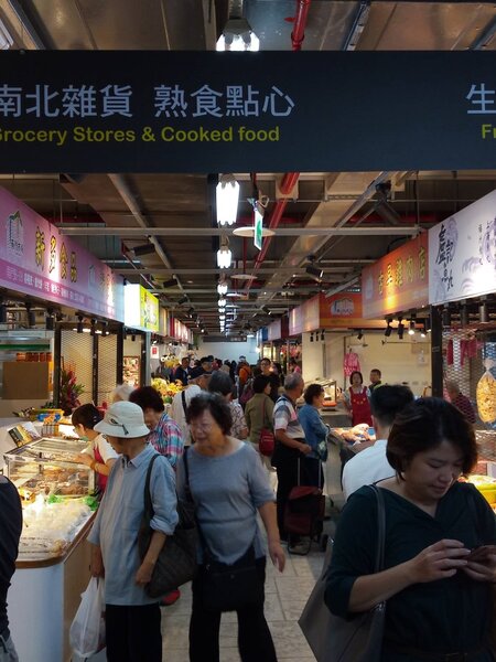 南門中繼市場營運首日，吸引滿滿人潮。台北市政府提供