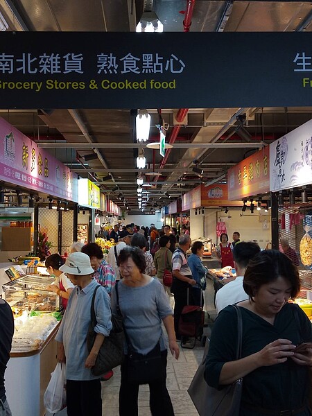 南門中繼市場營運首日,吸引滿滿人潮。台北市政府提供