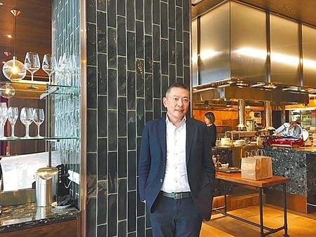 新光三越總經理吳昕陽看好天氣轉涼,周慶整體買氣值得期待。(郭家崴攝)