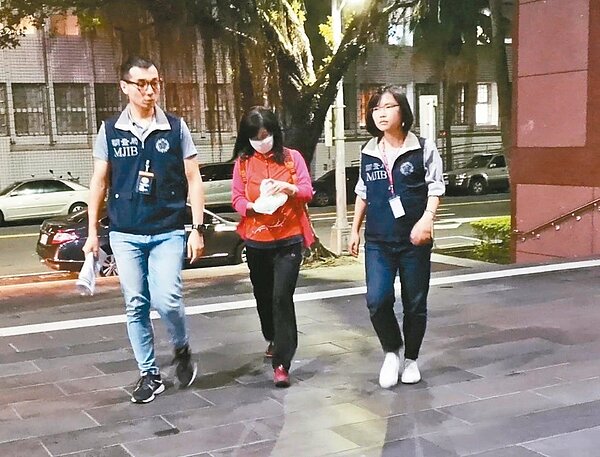 潤寅實業涉嫌向14家銀行詐貸,檢調發動第4波搜索行動,台北地院晚間裁定福懋公司副總黃明堂、行賄「白手套」蕭炯桂、福懋公司課長王博民3人羈押禁見,全案已有10人在押,圖為已遭羈押的潤寅秘書林奕如(中)。圖/中時資料照片