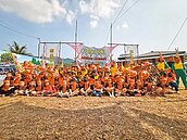 幼童學做籠仔篙　傳承跑水節