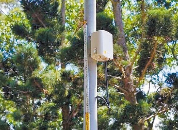 新竹市政府啟動「新竹好空氣運動」，陸續在全市設置345個微型空氣品質感測器。圖／記者陳育賢攝