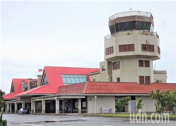 恆春機場2014年9月停飛後屢傳關場消息,行政院2017年核定讓縣府試辦國際商務包機,屏東縣民間觀光團體均表達支持立場;空盪盪的機場目前只剩包括站主任、消防隊員在內的10名編制人員。記者潘欣中/攝影