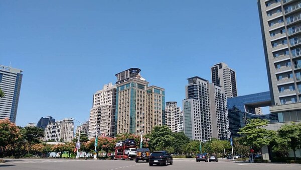 台中10月進入空汙季,若查獲違法汙染源,中市府採「直接開罰、加重處罰」兩策略,嚇阻業者排放空汙。圖/台中市政府提供