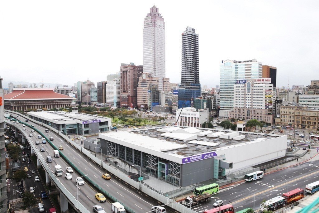 雙子星大樓所在的台北車站商圈剛好介於中正區、萬華區和大同區交界,過去台北東區崛起,西區一度沒落,但在前台北市長郝龍斌喊出東西軸線翻轉後,各方期待北車商圈翻身,今年店面交易比往年多出約一倍。圖/聯合報系資料照