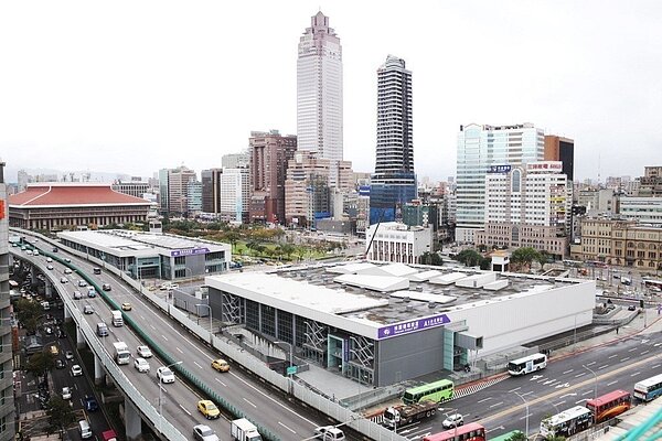 雙子星大樓所在的台北車站商圈剛好介於中正區、萬華區和大同區交界，過去台北東區崛起，西區一度沒落，但在前台北市長郝龍斌喊出東西軸線翻轉後，各方期待北車商圈翻身，今年店面交易比往年多出約一倍。圖／聯合報系資料照