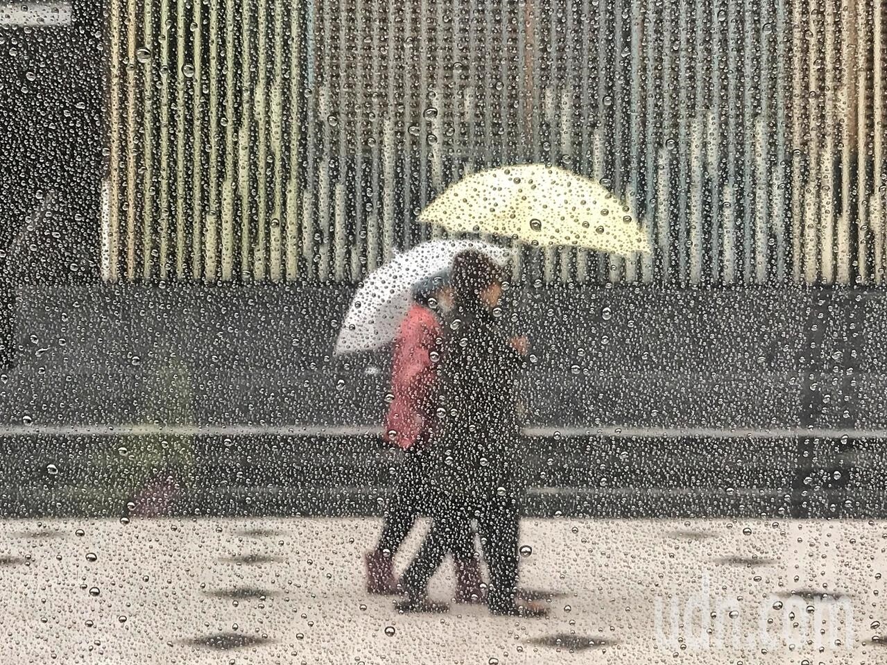 中央氣象局表示,浣熊颱風未來發展有限,但會間接影響台灣天氣,未來一周是濕涼的天氣。 圖/聯合報系資料照片