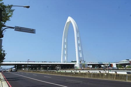 預計年底通車的「豎琴橋」，可由中科園區一路開車到水湳智慧城。圖／曾麗芳