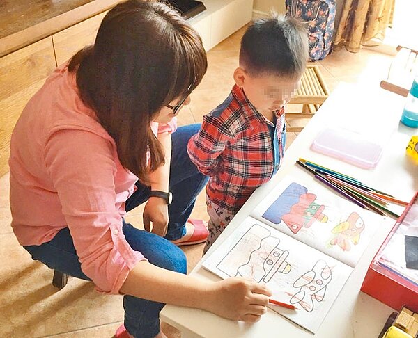 社工訪視關懷接受安置的兒童。圖/家扶基金會提供