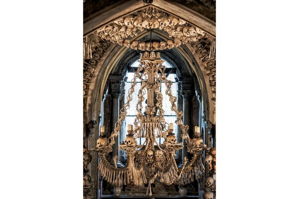 捷克著名的塞德萊茨教堂（Sedlec Ossuary），以4萬到7萬具骨骸堆砌做裝飾，其中最著名的是大型人骨吊燈，因此在當地被稱為人骨教堂。取自塞德萊茨教堂官網