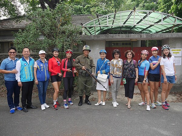 「乘風而騎」岡山場在樂群村重演軍事主題。圖/高雄市觀光局提供