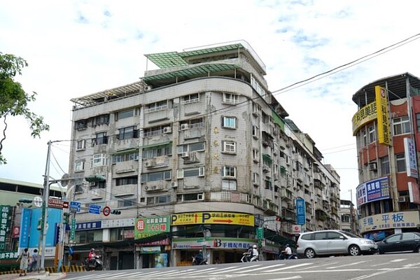 東來大廈建於民國77年,已於108年10月15日進行拆除,預計年底完成。圖/截自維基百科