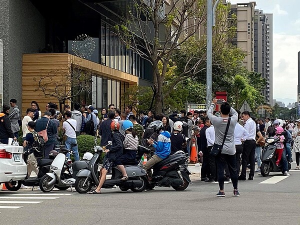 位在竹北科大的預售建案「椰林映」,銷售熱度夯在19日上午10點開賣前,就已湧現大批人潮夜排搶屋。圖/住宅週報授權提供